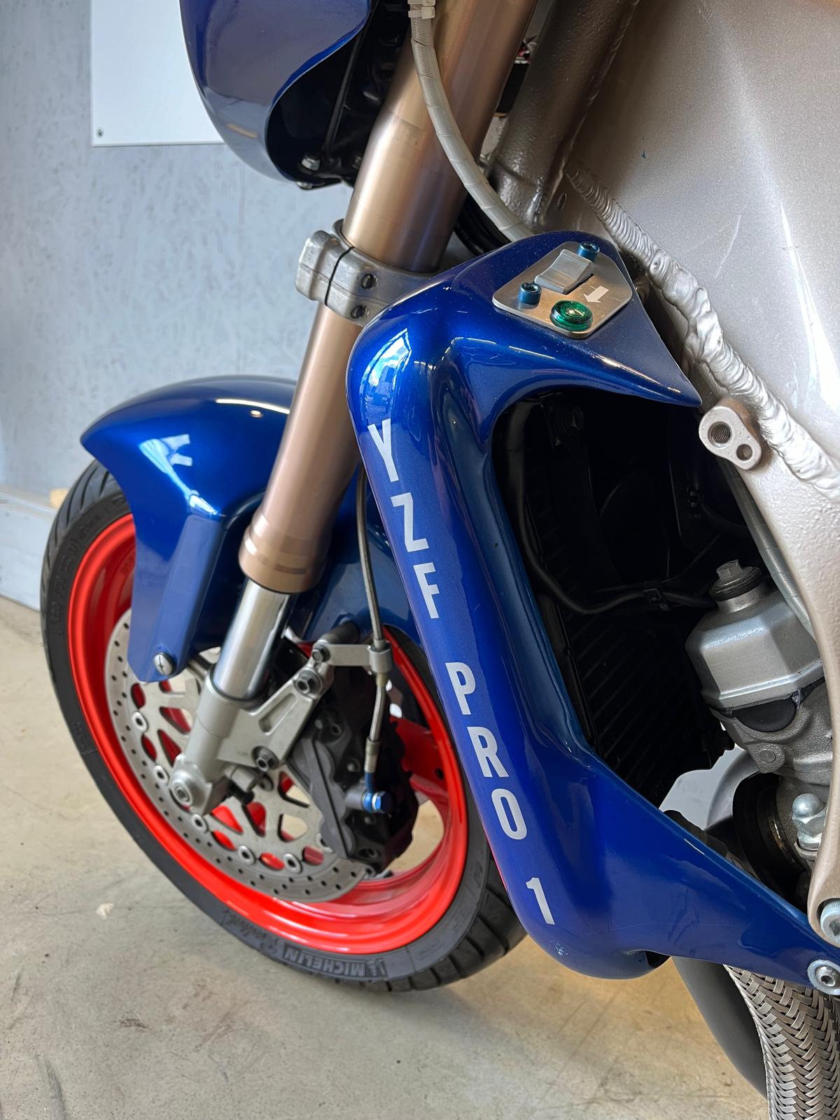Yamaha YZF 750 R streetfighter